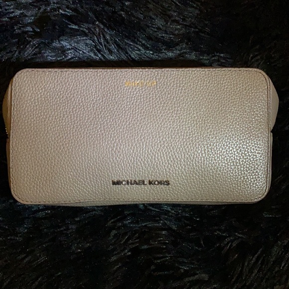 Beautiful Micheal Kors Gray Make-Up Bag - Picture 1 of 8